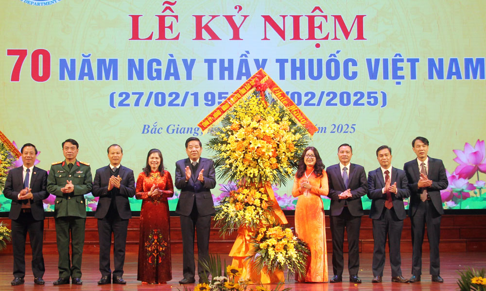 Thừa quyền của Chủ tịch nước, Bí thư Tỉnh ủy Nguyễn Văn Gấu trao danh hiệu 